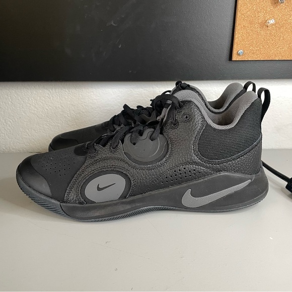 Nike - Picture 3 of 6